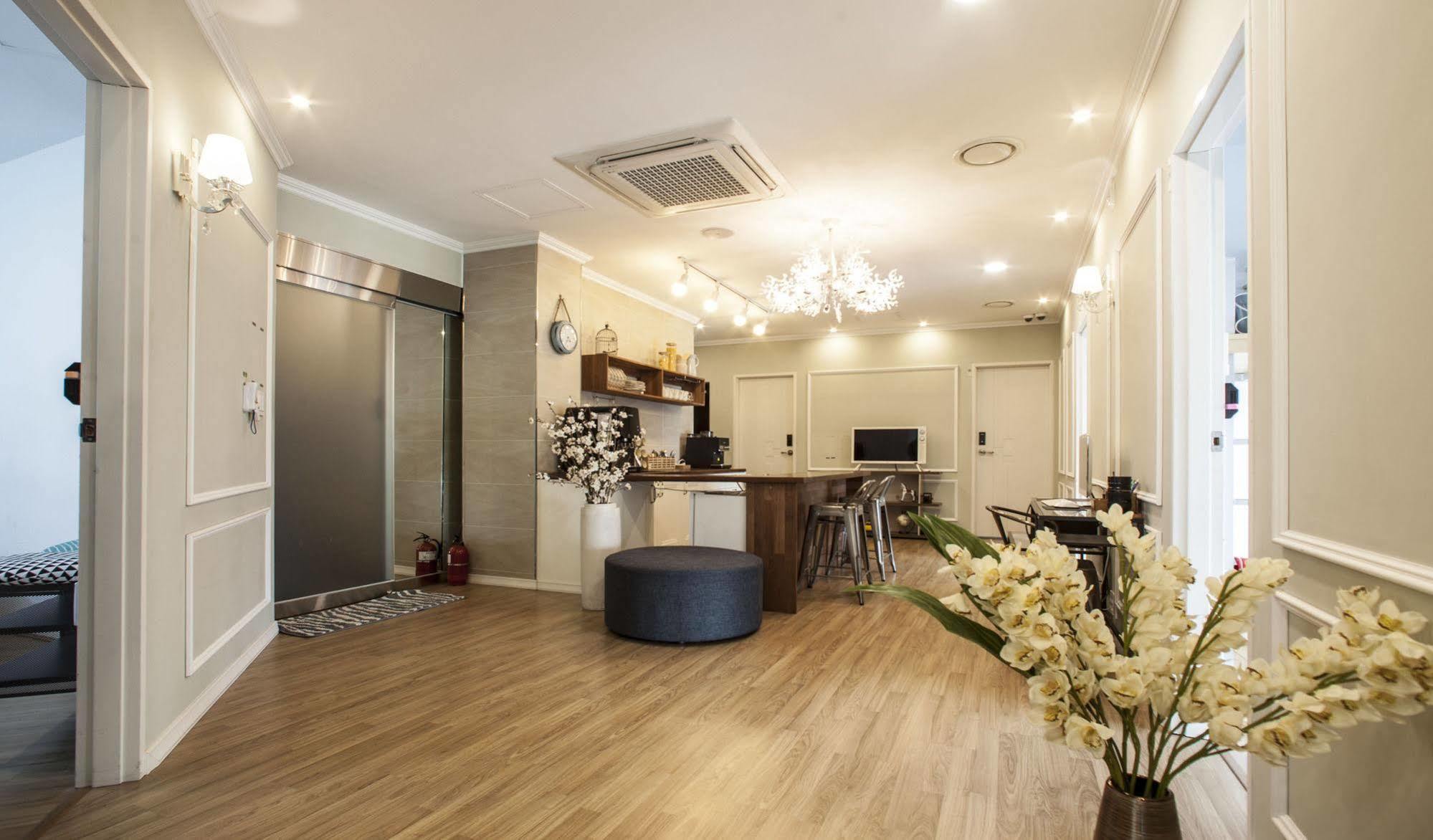 First Guesthouse Busan Extérieur photo